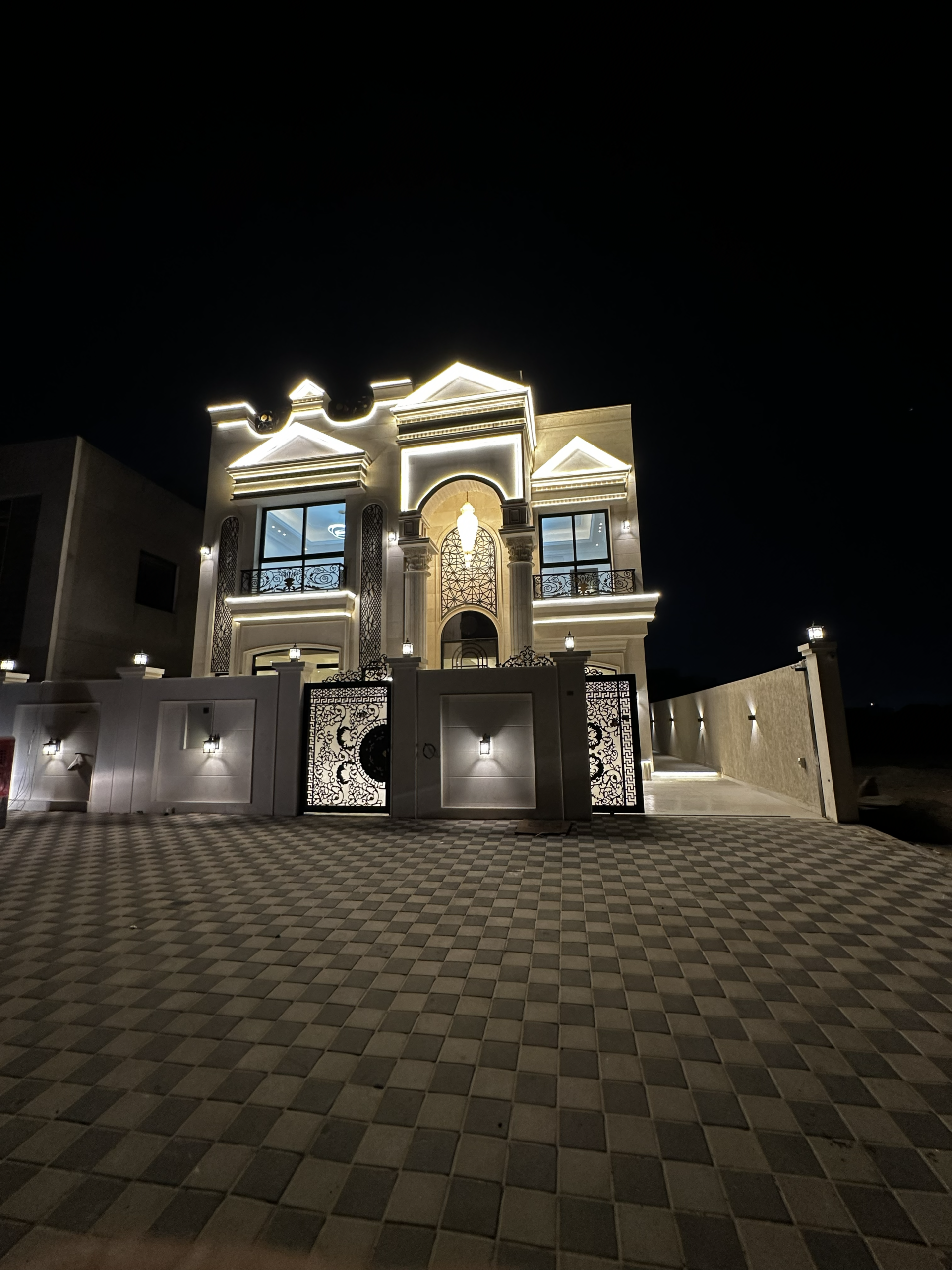 5 Bedroom Luxurious Classic Villa for Sale in Ajman 1