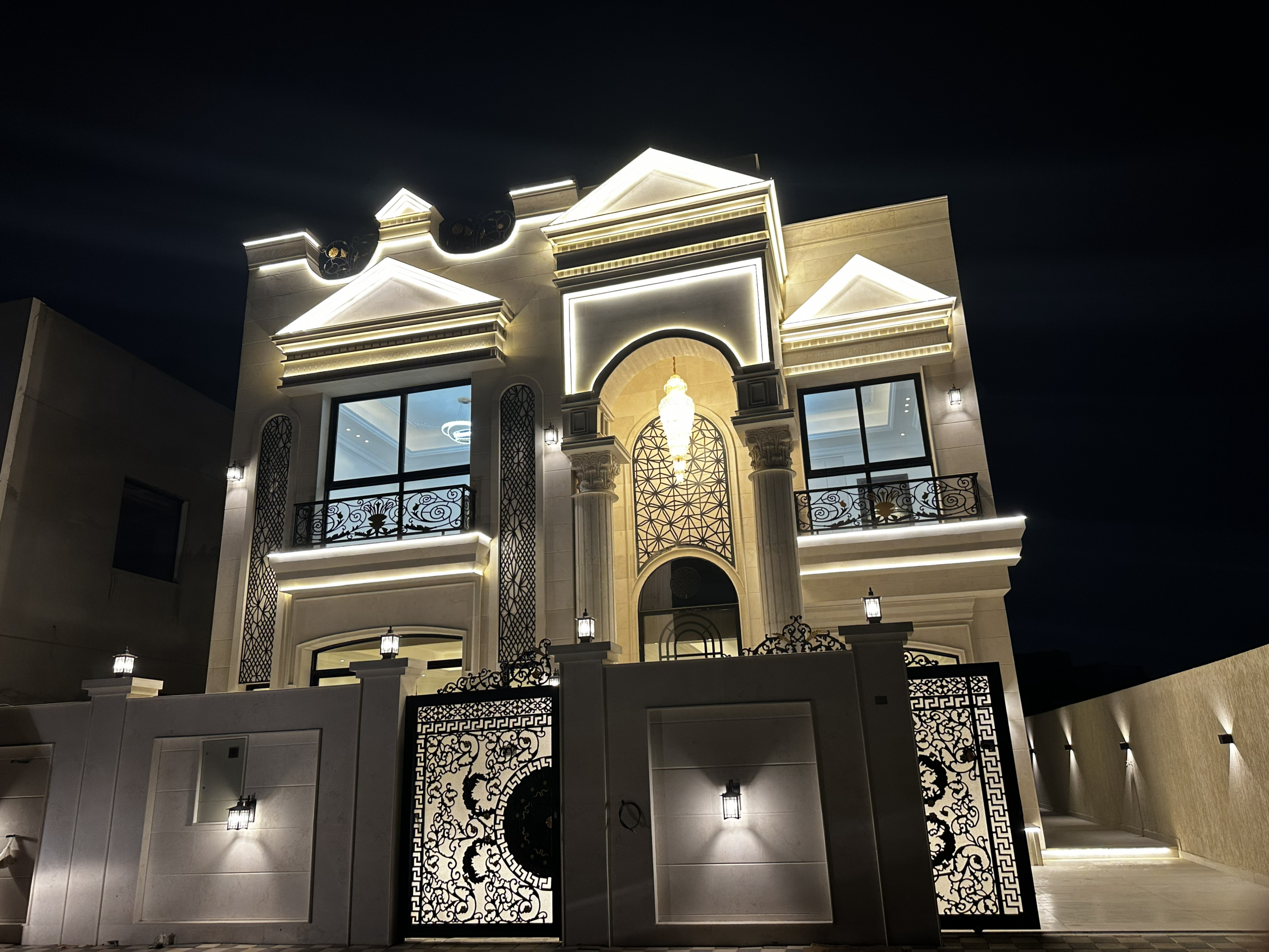5 Bedroom Luxurious Classic Villa for Sale in Ajman